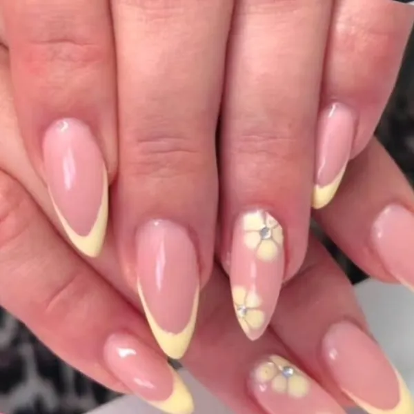 Amandelnagels met gele French tips en gele bloemetjes
