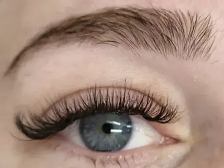 Blauw oog met hybrid wimpers na een refill