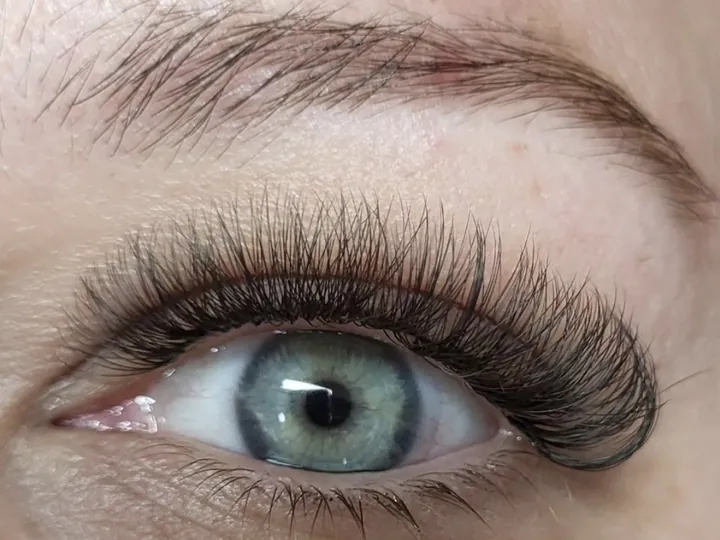 Blauwgroen oog met volume wimpers