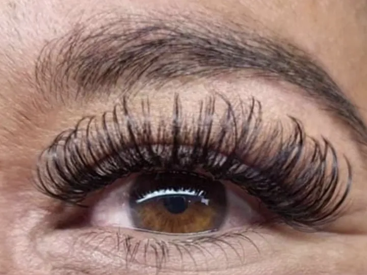 Bruin oog met lange wispy wimpers