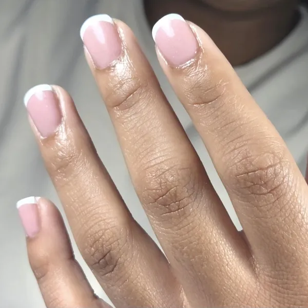 Korte roze nagels met witte French tips
