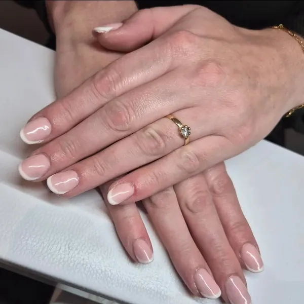 Korte nagels met een witte French manicure