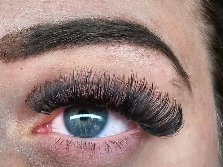 Blauw oog met dikke mega volume wimpers