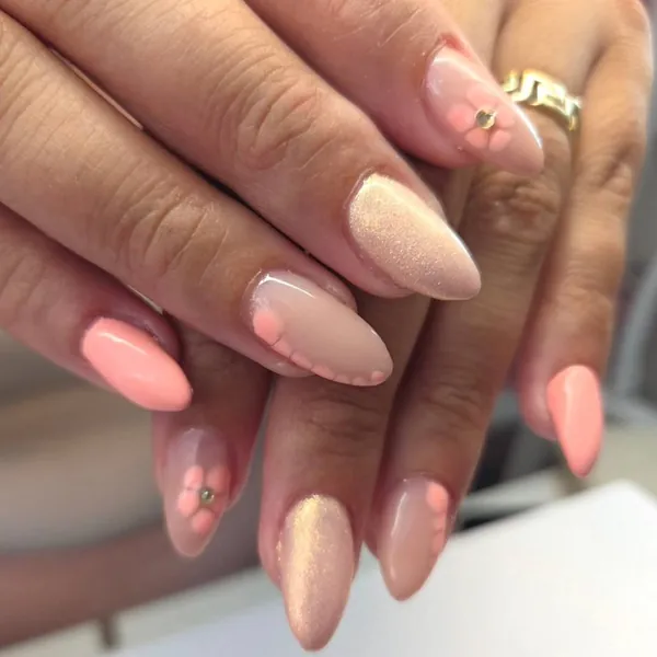 Amandelnagels in perzik, nude en goud met een bloemetje