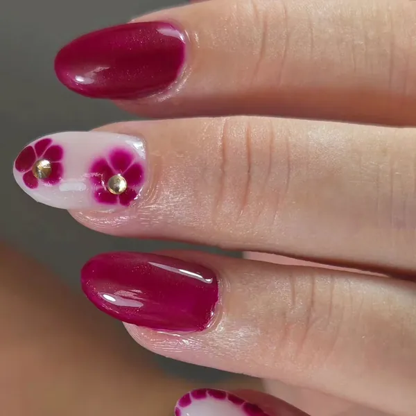 Dieprode nagels en een witte nagel met rode bloemetjes