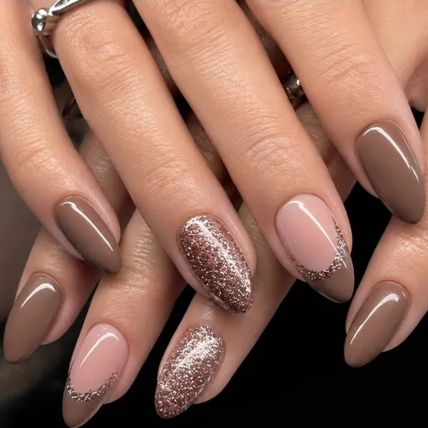 Amandelnagels in taupe en nude met roze glitter
