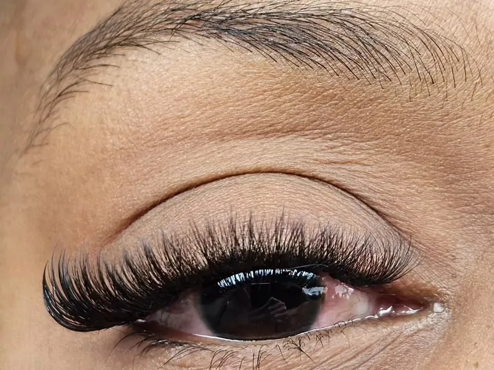 Bruin oog met volle zwarte volume wimpers