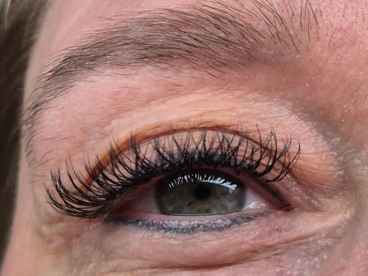 Grijsgroen oog met zwarte YY lashes