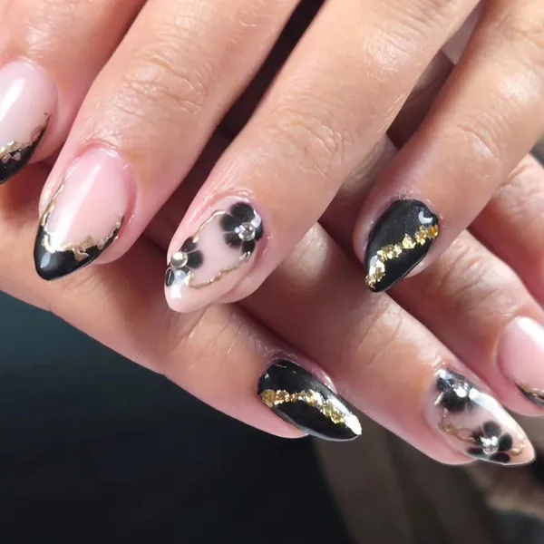 Amandelnagels in zwart en nude met goud en zwarte bloemetjes